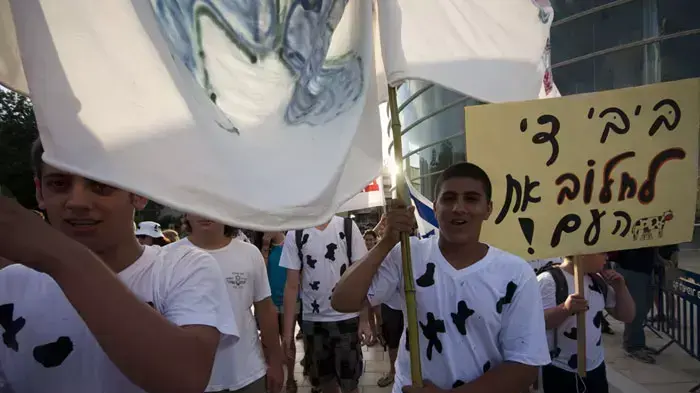 הפגנת הרפתנים בכיכר הבימה, אוגוסט 2011 הפגנת הרפתנים בכיכר הבימה, אוגוסט 2011