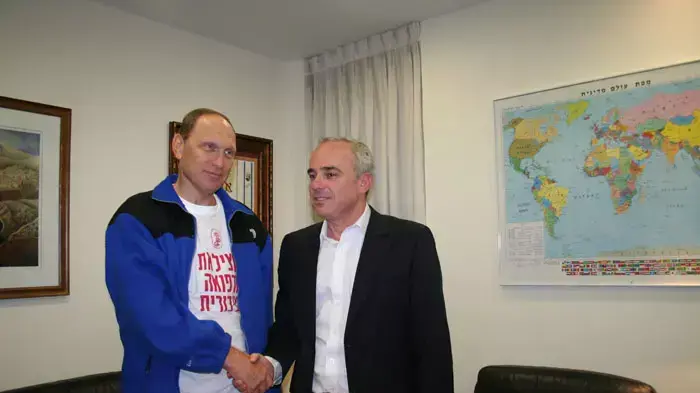 שר האוצר יובל שטייניץ ויו"ר הסתדרות הרופאים לאוניד אידלמן בפגישה, יולי 2011 שר האוצר יובל שטייניץ ויו"ר הסתדרות הרופאים לאוניד אידלמן בפגישה, יולי 2011