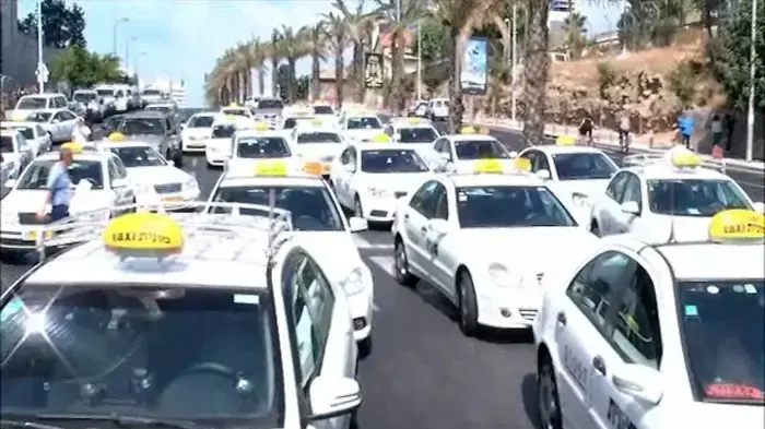 נהגי המוניות חסמו את צומת קפלן בת"א