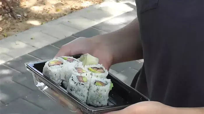 פעילים הפגינו עם סושי ונרגילות מול בית רה"מ