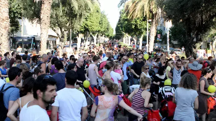הפגנת עגלות בקינג ג'ורג' בתל אביב, אוגוסט 2011 הפגנת עגלות בקינג ג'ורג' בתל אביב, אוגוסט 2011