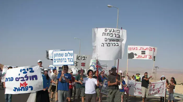 רפתנים חסמו את כביש הערבה כחלק ממאבקם נגד החלטת ראש הממשלה לסגור את ענף הרפת הישראלי, אוגוסט 2011 רפתנים חסמו את כביש הערבה כחלק ממאבקם נגד החלטת ראש הממשלה לסגור את ענף הרפת הישראלי, אוגוסט 2011