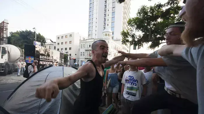 הפגנה של מתנחלים במאהל ברוטשילד, יולי 2011 הפגנה של מתנחלים במאהל ברוטשילד, יולי 2011