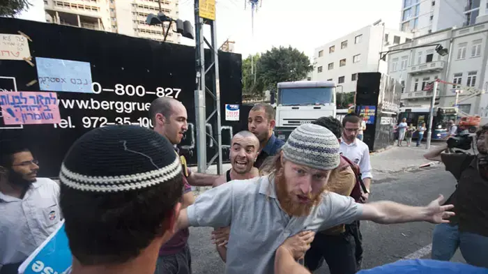 הפגנה של מתנחלים במאהל ברוטשילד, יולי 2011 הפגנה של מתנחלים במאהל ברוטשילד, יולי 2011