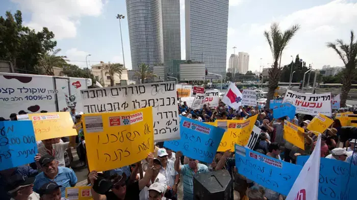 הגמלאים הפגינו מול עזריאלי: "אל תגעו לנו בפנסיה"