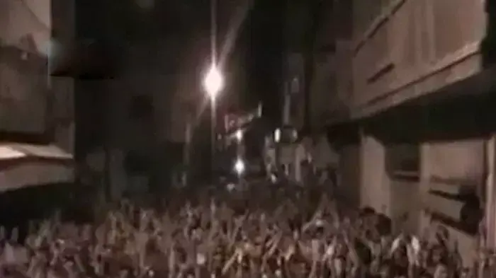 הפגנות ופשיטות צבט בסרטוני חובבים שהועלו לרשת