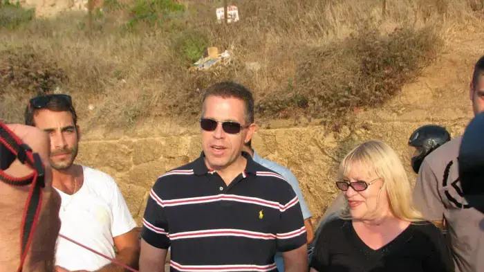 השקת אמבולנס חדש לעמותת "תנו לחיות לחיות" בנוכחות השר גלעד ארדן, 7 אוגוסט 2011 השקת אמבולנס חדש לעמותת "תנו לחיות לחיות" בנוכחות השר גלעד ארדן, 7 אוגוסט 2011