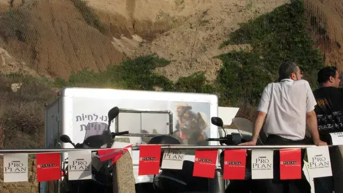 השקת אמבולנס חדש לעמותת "תנו לחיות לחיות" בנוכחות השר גלעד ארדן, 7 אוגוסט 2011 השקת אמבולנס חדש לעמותת "תנו לחיות לחיות" בנוכחות השר גלעד ארדן, 7 אוגוסט 2011