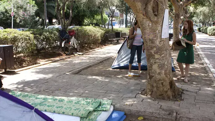 מאהל המחאה ברחוב בן גוריון בתל אביב, שני אוהלים פונו על ידי פקחים של העירייה, אוגוסט 2011 מאהל המחאה ברחוב בן גוריון בתל אביב, שני אוהלים פונו על ידי פקחים של העירייה, אוגוסט 2011