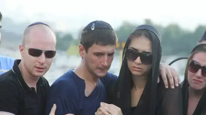 הורי הפעוטה בהלוויה של ביתם טל דריקובה שנהרגה שנשכחה ברכב הסעות בנתניה, יולי 2011 הורי הפעוטה בהלוויה של ביתם טל דריקובה שנהרגה שנשכחה ברכב הסעות בנתניה, יולי 2011
