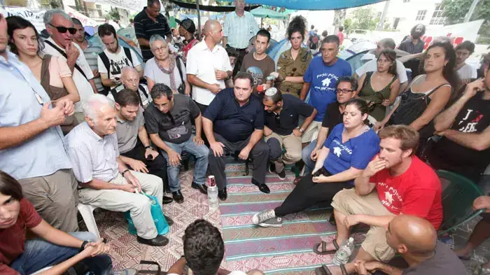 שר התחבורה ישראל כץ בא לתמוך במאהל המחאה ברוטשילד, תל אביב, אוגוסט 2011 שר התחבורה ישראל כץ בא לתמוך במאהל המחאה ברוטשילד, תל אביב, אוגוסט 2011