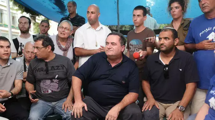 שר התחבורה ישראל כץ בא לתמוך במאהל המחאה ברוטשילד, תל אביב, אוגוסט 2011 שר התחבורה ישראל כץ בא לתמוך במאהל המחאה ברוטשילד, תל אביב, אוגוסט 2011