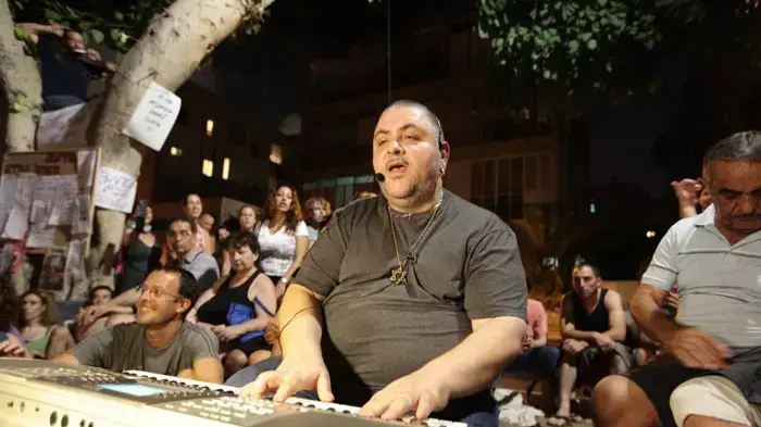 ארקדי דוכין בהופעה במאהל ארקדי דוכין בהופעה במאהל