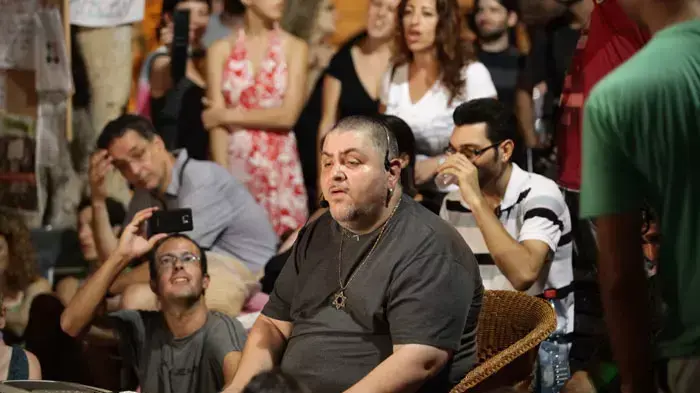 ארקדי דוכין בהופעה במאהל ארקדי דוכין בהופעה במאהל