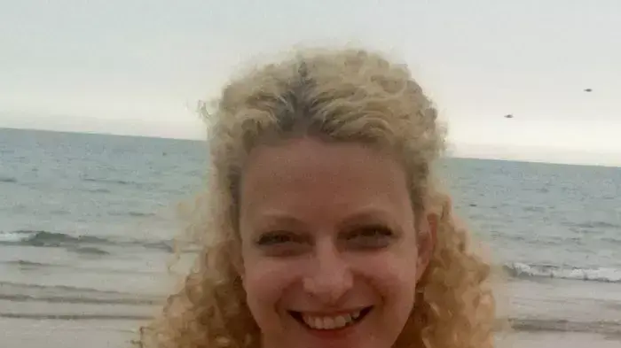 לימור טבת, יועצת חינוכית בעמותת Kid's Company המדריכה משפחות משכבות מצוקה, לונדון