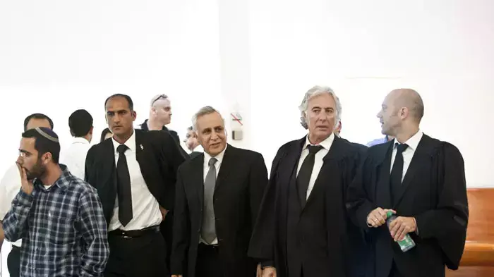 משה קצב בערעורו במשפט עם עורך דינו, ציון אמיר , יולי 2011 משה קצב בערעורו במשפט עם עורך דינו, ציון אמיר , יולי 2011