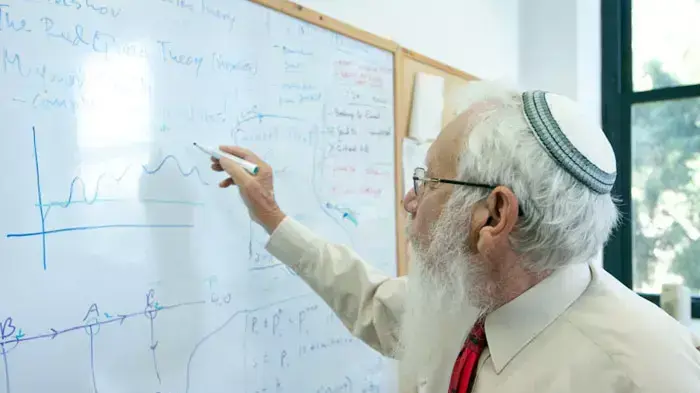 פרופסור ישראל אומן, אוניברסיטה העברית, יולי 2011 פרופסור ישראל אומן, אוניברסיטה העברית, יולי 2011
