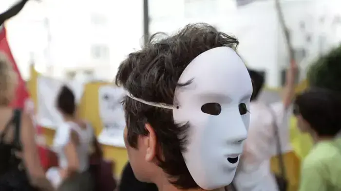 הפגנה בתל אביב, לוינסקי , מפגינים עם מסיכות לבנות כנגד תנאי העסקה של עובדי הקבלן, אוגוסט 2011 הפגנה בתל אביב, לוינסקי , מפגינים עם מסיכות לבנות כנגד תנאי העסקה של עובדי הקבלן, אוגוסט 2011