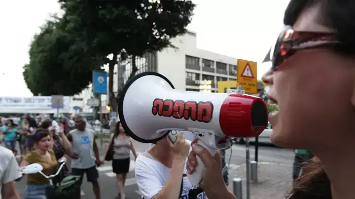 הפגנה בתל אביב, לוינסקי , מפגינים עם מסיכות לבנות כנגד תנאי העסקה של עובדי הקבלן, אוגוסט 2011 הפגנה בתל אביב, לוינסקי , מפגינים עם מסיכות לבנות כנגד תנאי העסקה של עובדי הקבלן, אוגוסט 2011