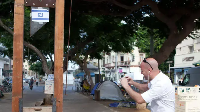 גליוטינה הוצבה בשדרות רוטשילד במאהל המחאה, אוגוסט 2011 גליוטינה הוצבה בשדרות רוטשילד במאהל המחאה, אוגוסט 2011