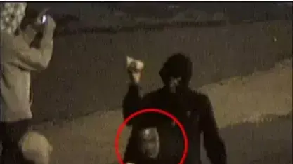 מתוך סרטון אבטחה שהפיצה משטרת לונדון, בו נראה חשוד המבוקש בגין רצח תושב העיר במהלך המהומות ברובע אילינג מתוך סרטון אבטחה שהפיצה משטרת לונדון, בו נראה חשוד המבוקש בגין רצח תושב העיר במהלך המהומות ברובע אילינג