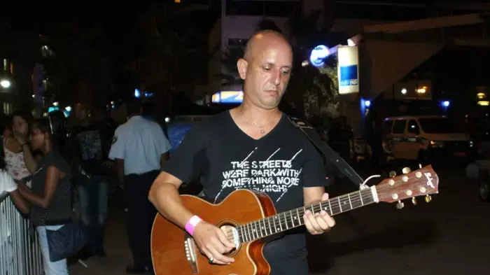 יוני רועה בעצרת מחאה על יוקר המחייה בנתניה, אוגוסט 2011