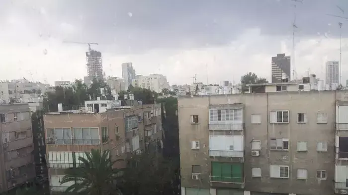 גשם באוגוסט ברחובות תל אביב, יולי 2011
