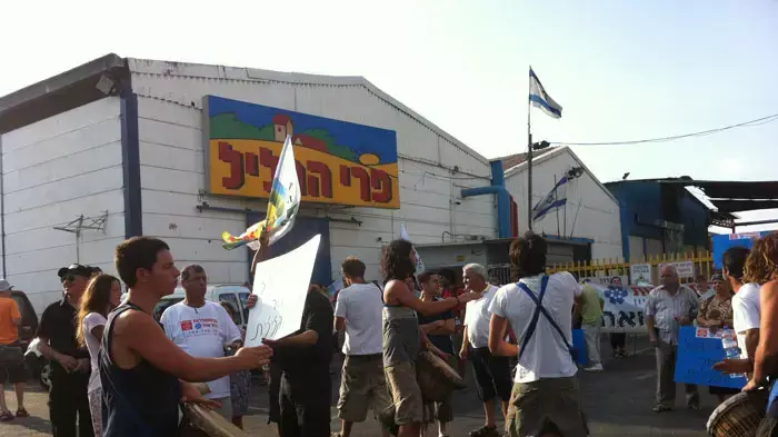 הפגנת עובדים במפעל פרי גליל, אוגוסט 2011 הפגנת עובדים במפעל פרי גליל, אוגוסט 2011