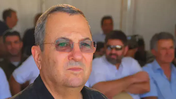 אהוד ברק בסיור בפרויקט פינוי מחנות צה"ל לנגב, אוגוסט 2011 אהוד ברק בסיור בפרויקט פינוי מחנות צה"ל לנגב, אוגוסט 2011