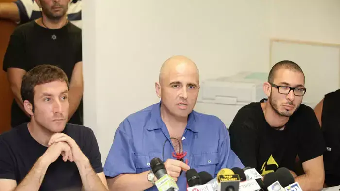 איציק שמולי במסיבת עיתונאים של מחאת הסטודנטים ופורום ארגוניים חברתיים בה מבהירים מהן הציפיות מועדת טרכטנברג, אוגוסט 2011 איציק שמולי במסיבת עיתונאים של מחאת הסטודנטים ופורום ארגוניים חברתיים בה מבהירים מהן הציפיות מועדת טרכטנברג, אוגוסט 2011