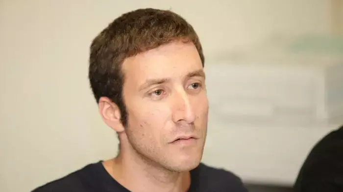 איציק שמולי במסיבת עיתונאים של מחאת הסטודנטים ופורום ארגוניים חברתיים בה מבהירים מהן הציפיות מועדת טרכטנברג, אוגוסט 2011 איציק שמולי במסיבת עיתונאים של מחאת הסטודנטים ופורום ארגוניים חברתיים בה מבהירים מהן הציפיות מועדת טרכטנברג, אוגוסט 2011