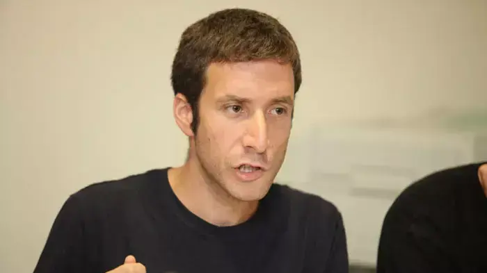 איציק שמולי במסיבת עיתונאים של מחאת הסטודנטים ופורום ארגוניים חברתיים בה מבהירים מהן הציפיות מועדת טרכטנברג, אוגוסט 2011 איציק שמולי במסיבת עיתונאים של מחאת הסטודנטים ופורום ארגוניים חברתיים בה מבהירים מהן הציפיות מועדת טרכטנברג, אוגוסט 2011
