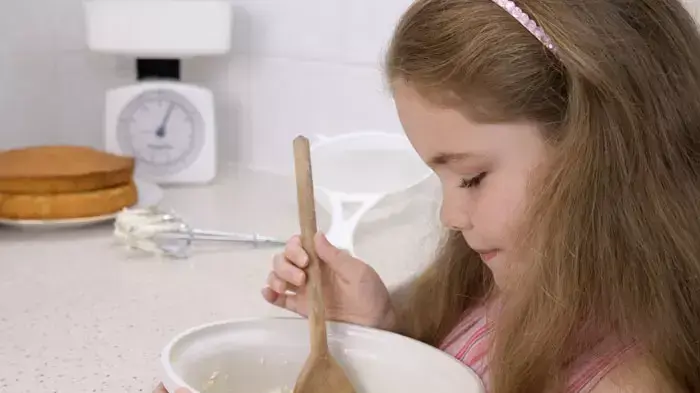 ילדה אופה עוגה ילדה אופה עוגה