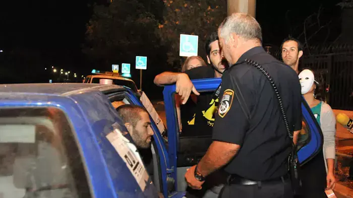 פעילי מאבק האוהלים תולים שלטים עם שמות חדשים לרחובות בירושלים כחלק ממחאת האוהלים,אוגוסט 2011