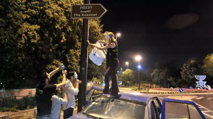 פעילי מאבק האוהלים תולים שלטים עם שמות חדשים לרחובות בירושלים כחלק ממחאת האוהלים,אוגוסט 2011