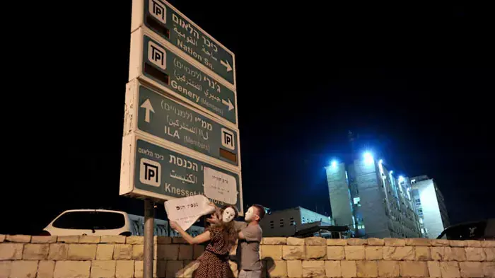פעילי מאבק האוהלים תולים שלטים עם שמות חדשים לרחובות בירושלים כחלק ממחאת האוהלים,אוגוסט 2011