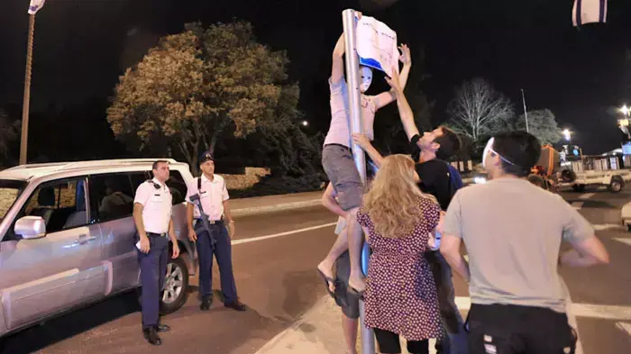 פעילי מאבק האוהלים תולים שלטים עם שמות חדשים לרחובות בירושלים כחלק ממחאת האוהלים,אוגוסט 2011
