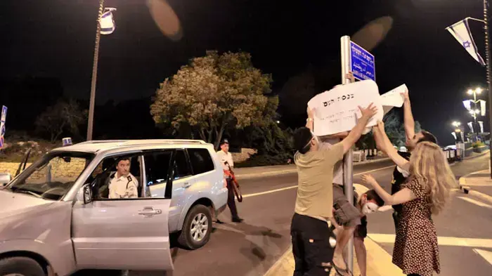 פעילי מאבק האוהלים תולים שלטים עם שמות חדשים לרחובות בירושלים כחלק ממחאת האוהלים,אוגוסט 2011