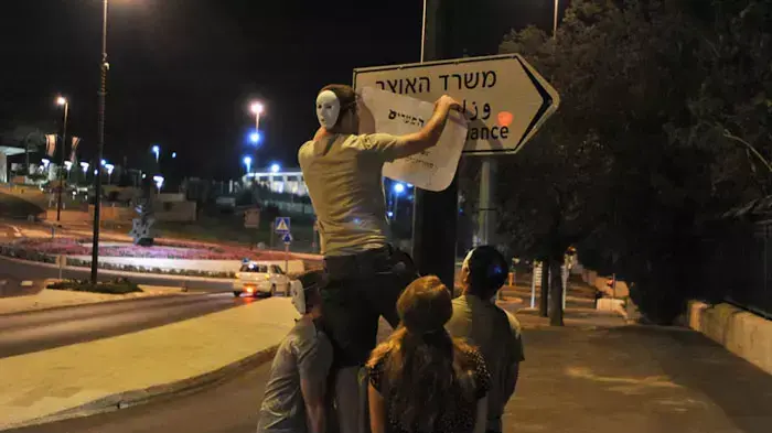 פעילי מאבק האוהלים תולים שלטים עם שמות חדשים לרחובות בירושלים כחלק ממחאת האוהלים,אוגוסט 2011