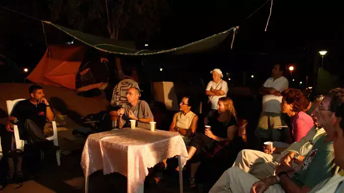 אנשי האוניברסיטה העברית בביקור במאהל באשדוד, אוגוסט 2011 אנשי האוניברסיטה העברית בביקור במאהל באשדוד, אוגוסט 2011