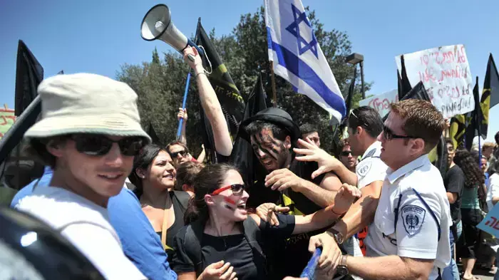 תהלוכה מגן הסוס לעבר הכנסת במחאה על מחירי הדיור, אוגוסט 2011 תהלוכה מגן הסוס לעבר הכנסת במחאה על מחירי הדיור, אוגוסט 2011