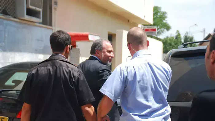 שר החוץ אביגדור ליברמן בביקור במאהל בשדרות, אוגוסט 2011 שר החוץ אביגדור ליברמן בביקור במאהל בשדרות, אוגוסט 2011