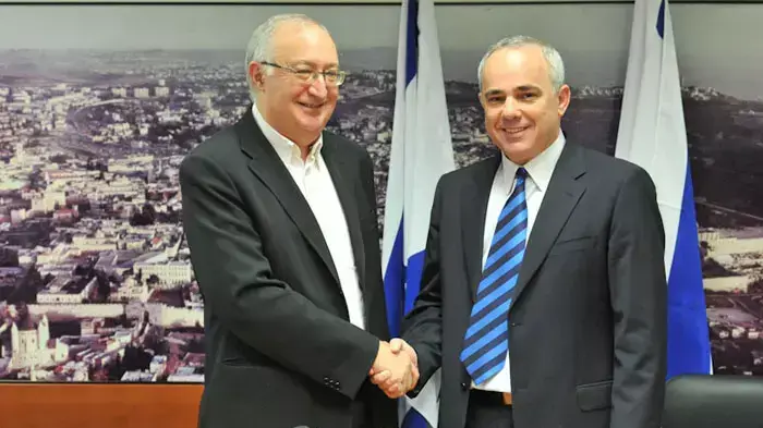 שר האוצר יובל שטייניץ עם פרופסור מנואל טרכטנברג במשרד האוצר, ירושלים, אוגוסט 2011 שר האוצר יובל שטייניץ עם פרופסור מנואל טרכטנברג במשרד האוצר, ירושלים, אוגוסט 2011