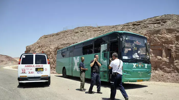 אוטובוס באזור אילת נפגע מירי של מחבלים בפיגוע משולב בדרום, אוגוסט 2011 אוטובוס באזור אילת נפגע מירי של מחבלים בפיגוע משולב בדרום, אוגוסט 2011