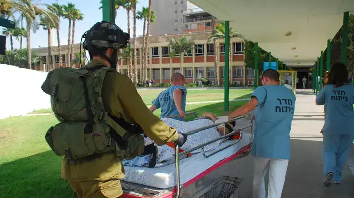 פינוי פצועים מפיגוע הירי המשולב בדרום לבית החולים סורוקה, אוגוסט 2011