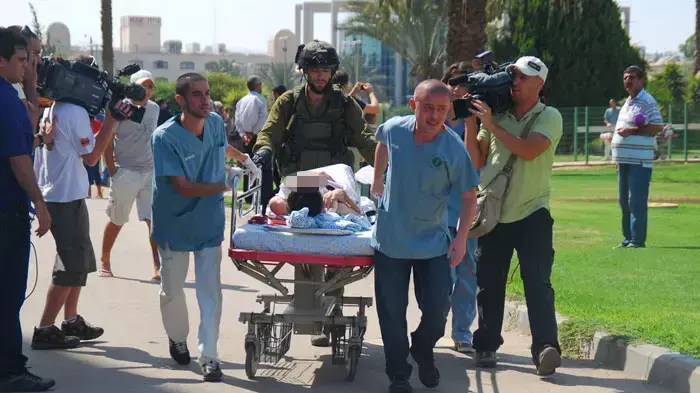 פינוי פצועים מפיגוע הירי המשולב בדרום לבית החולים סורוקה, אוגוסט 2011 פינוי פצועים מפיגוע הירי המשולב בדרום לבית החולים סורוקה, אוגוסט 2011