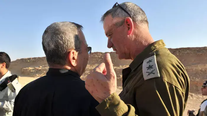 שר הביטחון אהוד ברק יחד עם אלוף פיקוד דרום טל רוסו והרמטכ"ל בני גנץ באזור הפיגוע בדרום, אוגוסט 2011 שר הביטחון אהוד ברק יחד עם אלוף פיקוד דרום טל רוסו והרמטכ"ל בני גנץ באזור הפיגוע בדרום, אוגוסט 2011