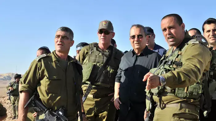שר הביטחון אהוד ברק יחד עם אלוף פיקוד דרום טל רוסו והרמטכ"ל בני גנץ באזור הפיגוע בדרום, אוגוסט 2011 שר הביטחון אהוד ברק יחד עם אלוף פיקוד דרום טל רוסו והרמטכ"ל בני גנץ באזור הפיגוע בדרום, אוגוסט 2011