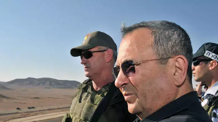 שר הביטחון אהוד ברק יחד עם אלוף פיקוד דרום טל רוסו והרמטכ"ל בני גנץ באזור הפיגוע בדרום, אוגוסט 2011 שר הביטחון אהוד ברק יחד עם אלוף פיקוד דרום טל רוסו והרמטכ"ל בני גנץ באזור הפיגוע בדרום, אוגוסט 2011