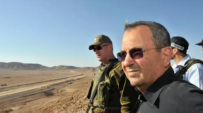 שר הביטחון אהוד ברק יחד עם אלוף פיקוד דרום טל רוסו והרמטכ"ל בני גנץ באזור הפיגוע בדרום, אוגוסט 2011 שר הביטחון אהוד ברק יחד עם אלוף פיקוד דרום טל רוסו והרמטכ"ל בני גנץ באזור הפיגוע בדרום, אוגוסט 2011